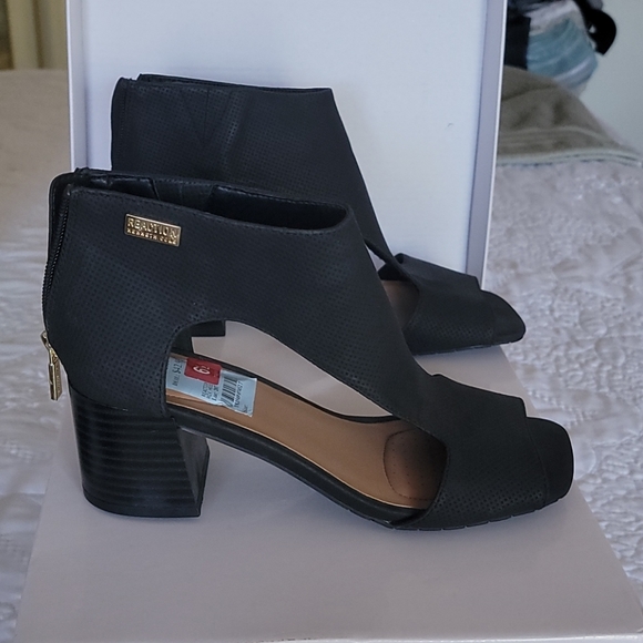 Kenneth Cole sandals - Picture 2 of 9